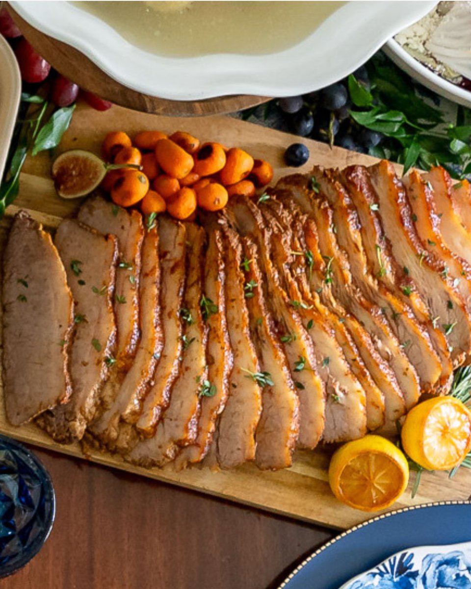 FoodTrendsCater's tweet image. Pass the good vibes. Our family-style dining brings people together—literally. 🍽️ #SharedPlates