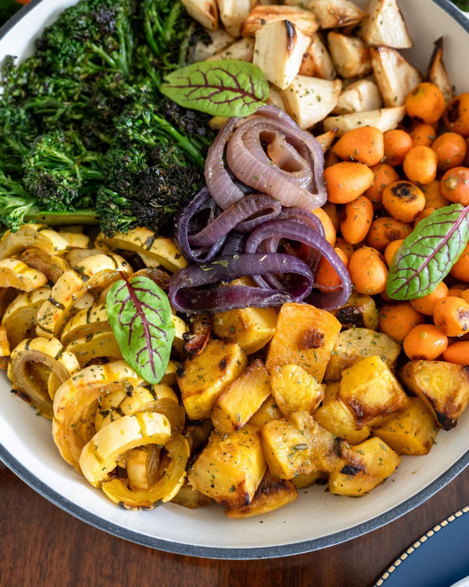 FoodTrendsCater's tweet image. Pass the good vibes. Our family-style dining brings people together—literally. 🍽️ #SharedPlates