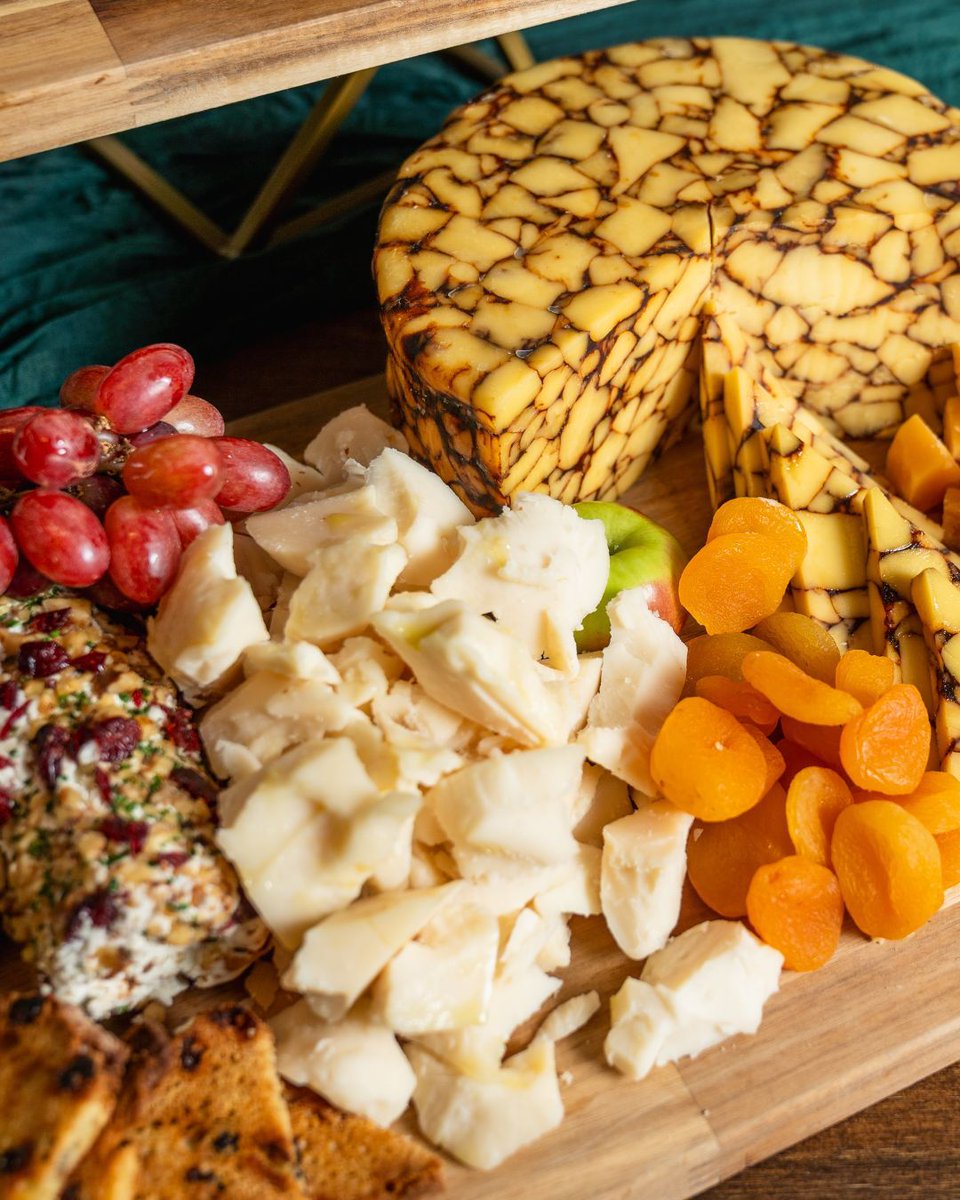 FoodTrendsCater's tweet image. Pass the good vibes. Our family-style dining brings people together—literally. 🍽️ #SharedPlates