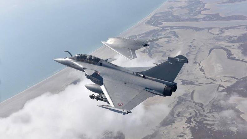 [Notre Défense] #Décryptage 🔎Attendu pour 2030, le Rafale F5 vise à décupler les capacités opérationnelles des forces aériennes françaises 🇫🇷, capable d’emporter le futur missile nucléaire hypersonique ASN4G.
📝 defense.gouv.fr/actualites/raf…
#PAS25 #ParisAirShow #LeBourget #Rafale