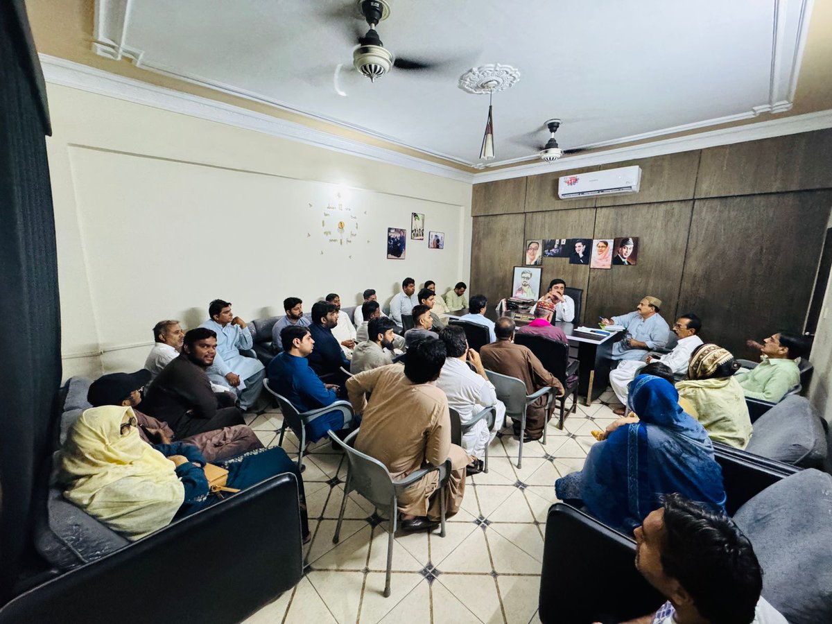 سیال ہائوس لاڑکانہ: پ پ MPA سردار سہیل انور خان سیال کے بھائی چیئرمین دڑی ٹاؤن سردار شاہ رخ انور سیال کی زیر صدارت دڑی ٹاؤن کا اجلاس منعقد کیا گیا 

 اجلاس میں محرم الحرام کے حوالے سے مشاورت کی گئی،  صفائی ستھرائی، لائٹنگ، امن امان و دیگر معاملات کے حوالے سے لائے عمل جوڑا گیا۔