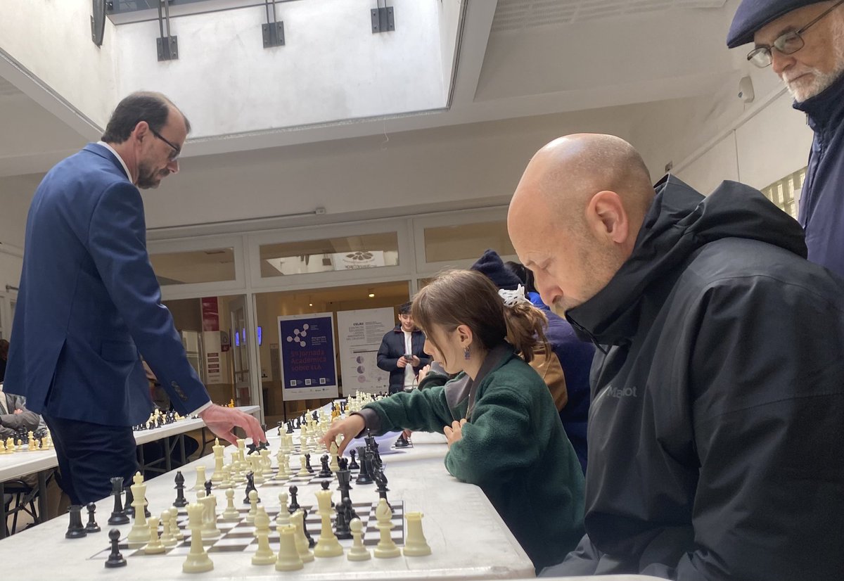 ♟️ Uruguay conmemora el #DíaDeLaELA con ajedrez y jornada académica.

🗓️ 20 de junio | 10 a 12 h
📍 Hospital de Clínicas
👉 Exhibición de ajedrez con el Maestro Bernardo Roselli.
🧠 “Cada jugada cuenta” para visibilizar la ELA.

info: <a href="/TenemoselaUy/">Tenemos ELA</a>