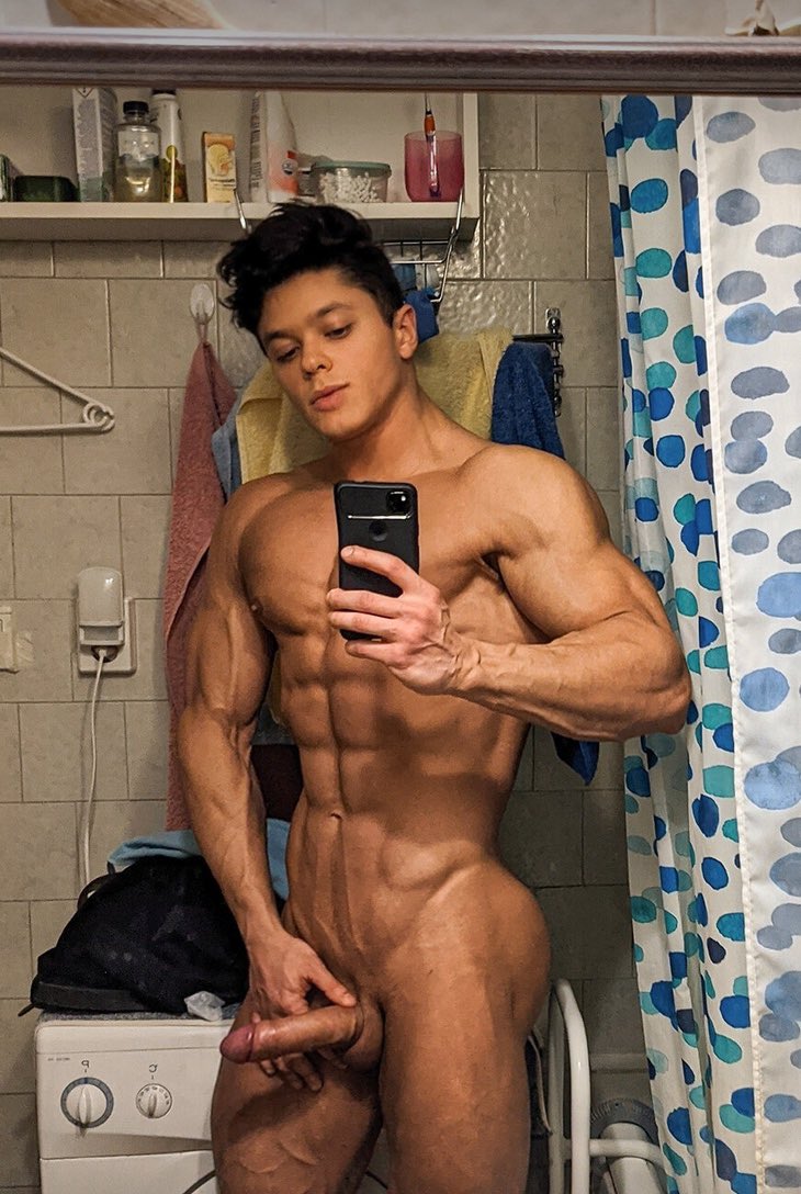 RT to take shower with me💦 <a href="/Tomm_ofx/">Leo</a>