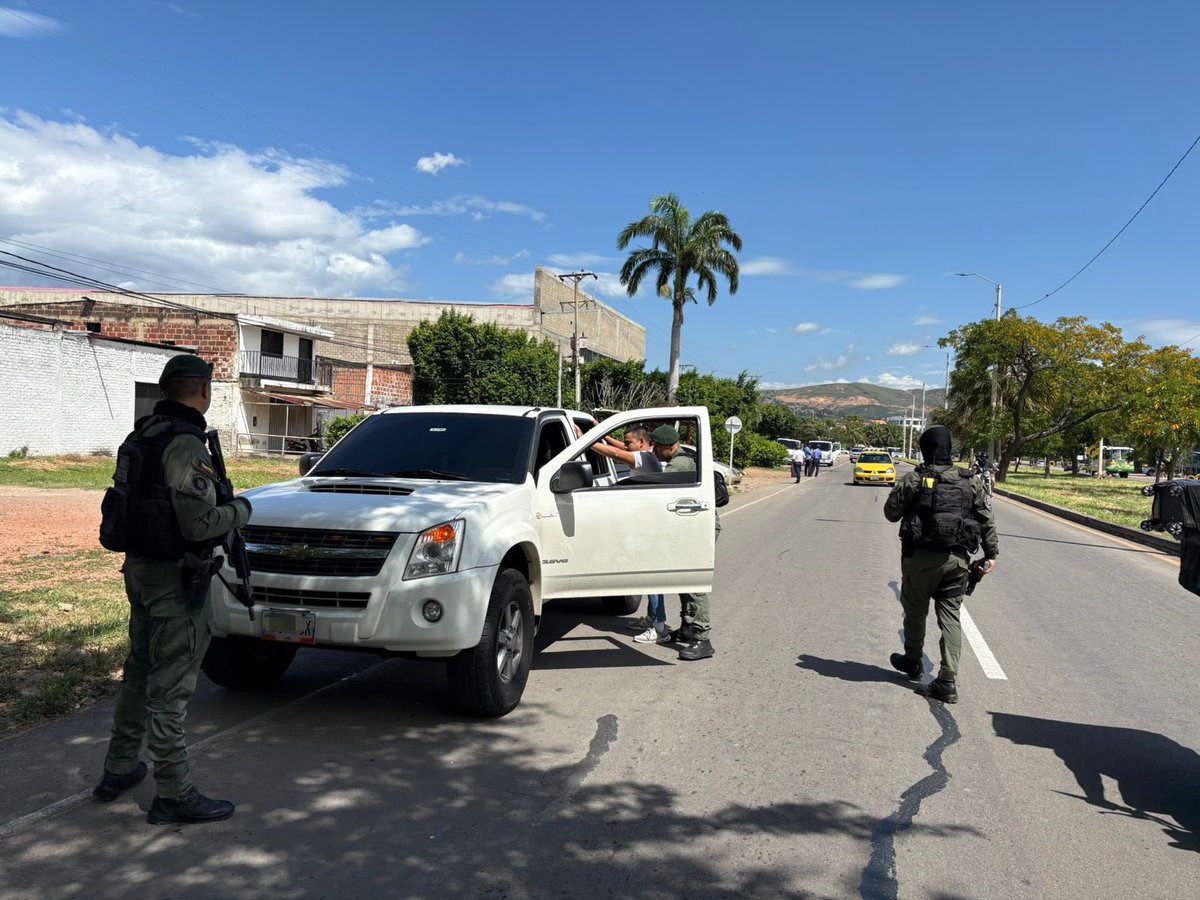 👮🏻‍♀️🚔 Grupo de Operaciones Especiales (GOES) en acción.

Se realizan actividades de registro y control para garantizar la seguridad y tranquilidad de la ciudadanía.

#GOES #OperacionesDeControl #CúcutaTerritorioSeguro