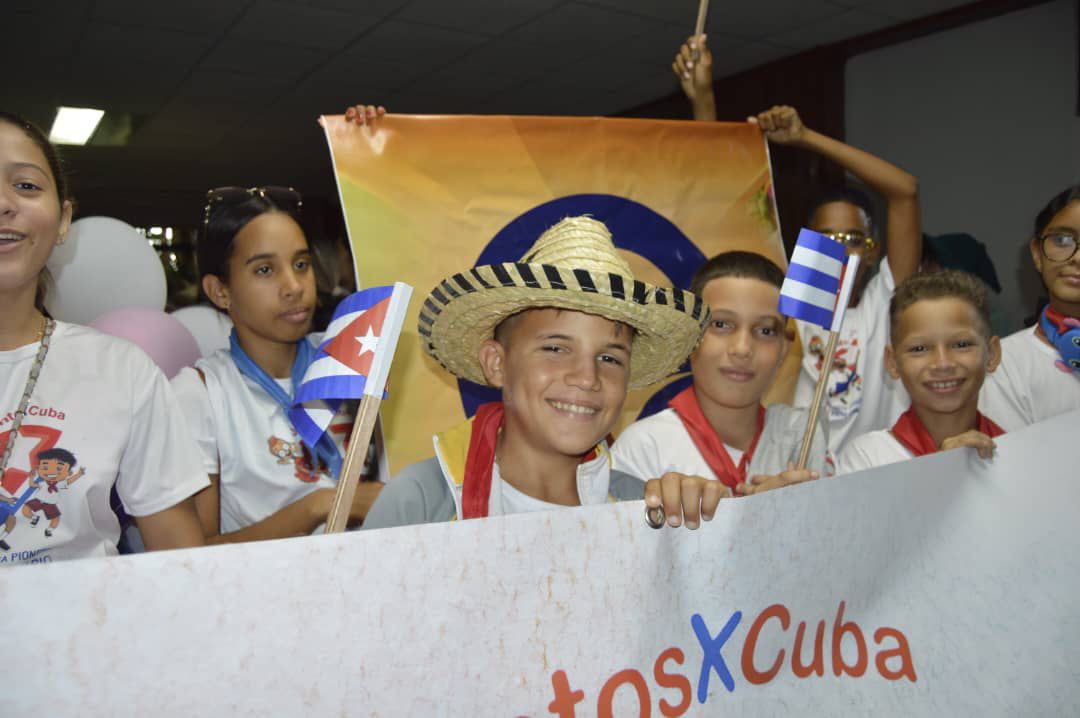 A nuestros niños, adolescentes y jóvenes: Encuentren qué hacer, qué construir, dónde aportar. Ustedes no pueden perder jamás el deseo de vivir y de vivir alegres, pues para eso se hizo la Revolución. 

#JuntosXCuba #SiempreJoven