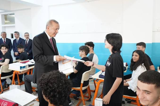 AK Gençlik Tuşba 🇹🇷 (@tusbagenclik) on Twitter photo Bugün karne günü!
Eğitim yolculuğunuzda attığınız her adım kıymetli.
Bir yıl boyunca emek veren, öğrenen, gelişen tüm öğrencilerimizi gönülden tebrik ediyoruz.
İyi tatiller, bolca dinlenmeyi ve keyifli anılar biriktirmeyi unutmayın.
<a href="/avyusufibis/">Yusuf İBİŞ</a> <a href="/ferdisenel25/">FERDİ ŞENEL</a> <a href="/gultepeburak/">Burak Gültepe</a> Bugün karne günü!
Eğitim yolculuğunuzda attığınız her adım kıymetli.
Bir yıl boyunca emek veren, öğrenen, gelişen tüm öğrencilerimizi gönülden tebrik ediyoruz.
İyi tatiller, bolca dinlenmeyi ve keyifli anılar biriktirmeyi unutmayın.
<a href="/avyusufibis/">Yusuf İBİŞ</a> <a href="/ferdisenel25/">FERDİ ŞENEL</a> <a href="/gultepeburak/">Burak Gültepe</a>