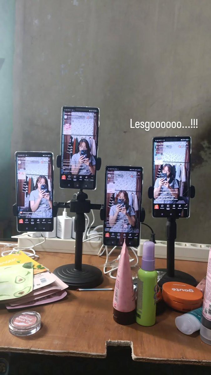 Amelpusink's tweet photo. Pemasukan duit kurang karena mau kuliah, aku coba jadi host live.. sehari aku live 10 jam hahahaha

Apapun untuk menyambung hidup https://t.co/6IMNexZ8q5
