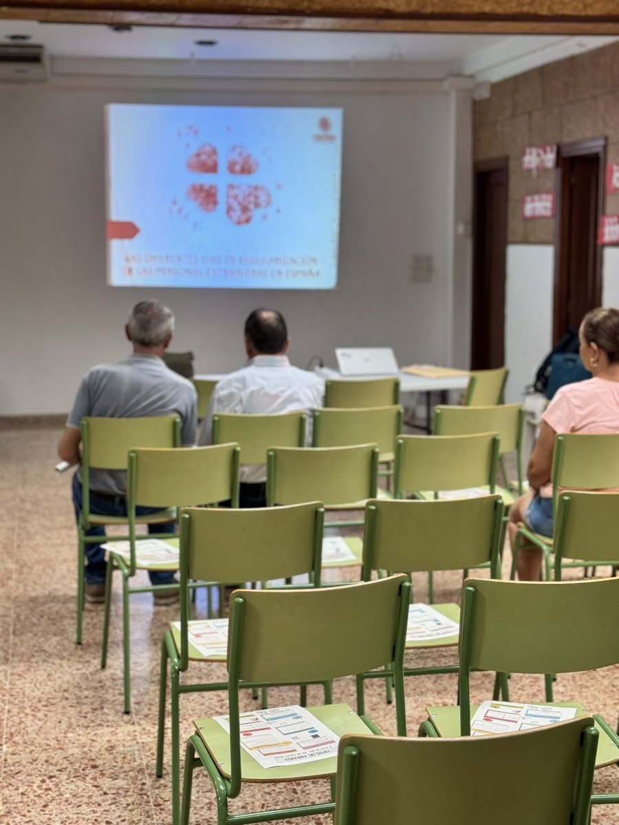 Todo preparado en la CI de Tavernes de la Valldigna, que ultimando su “Semana de Cáritas” han organizado una charla sobre el “Nuevo reglamento de extranjería” para todos los agentes de la Cáritas Interparroquial. 🤗

♥️ <a href="/ValenciaCaritas/">Valencia Cáritas</a>
🫂 #MientrasHayaPersonasHayEsperanza