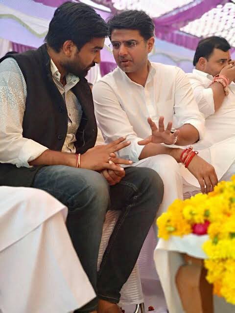 राजस्थानी काका 💪🙏 (@rajsthanikaka) on Twitter photo विधानसभा चुनाव में जब टिकिटो का दौर चल रहा था तब <a href="/AbhimanyuP00NIA/">Abhimanyu Poonia</a> के टिकिट मिलने में बहुत परेशानी आयी
फूफाजी ने अपनी नामांकन सभा में एक नेत्री के टिकिट की औपचारिक घोषणा कर दी लेकिन <a href="/SachinPilot/">Sachin Pilot</a> जी ने अभिमन्यु के लिए लट्ठ रोप दिया
टिकिट मिली और 40 हज़ार से ऊपर जीत हासिल की 🙏 विधानसभा चुनाव में जब टिकिटो का दौर चल रहा था तब <a href="/AbhimanyuP00NIA/">Abhimanyu Poonia</a> के टिकिट मिलने में बहुत परेशानी आयी
फूफाजी ने अपनी नामांकन सभा में एक नेत्री के टिकिट की औपचारिक घोषणा कर दी लेकिन <a href="/SachinPilot/">Sachin Pilot</a> जी ने अभिमन्यु के लिए लट्ठ रोप दिया
टिकिट मिली और 40 हज़ार से ऊपर जीत हासिल की 🙏