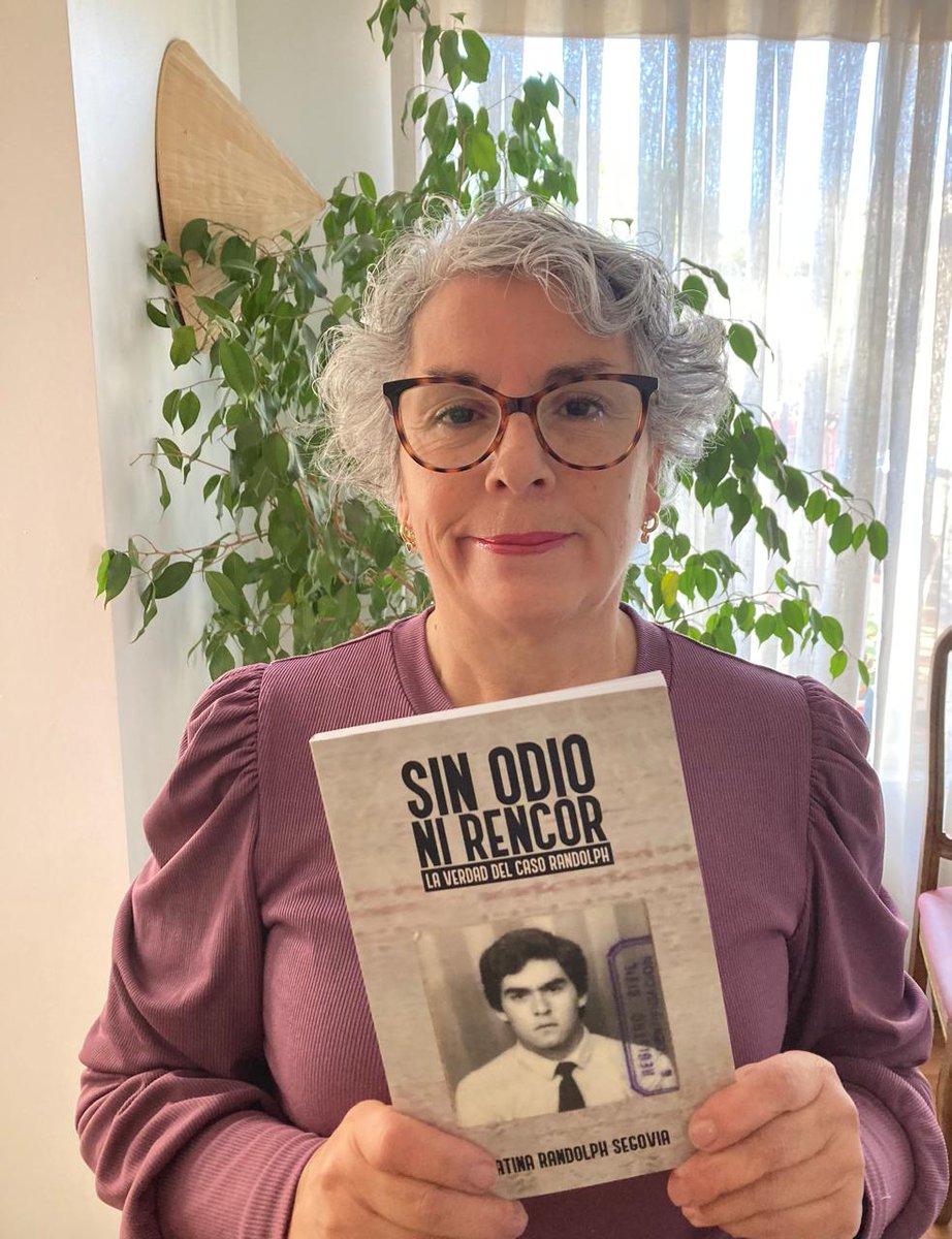 Mi amiga Catina Randolph escribió un libro sobre el caso de su hermano, inexplicablemente (si se puede usar esta palabra) asesinado por carabineros. 
El libro se llama "Sin odio ni rencor" y lo recomiendo con cariño.