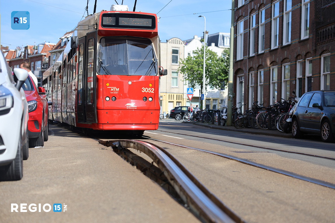 De HTM heeft een hitte-gerelateerd probleempje op de Edisonstraat in Den Haag. Normaliter zitten er geen hobbels in een tramspoor, maar nu wel. regio15.nl/nieuws/ongeval…
