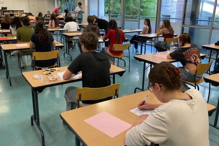 Voilée et vêtue d'une abaya, une jeune femme passe le bac isolée des autres candidats, on vous explique france3-regions.franceinfo.fr/centre-val-de-…