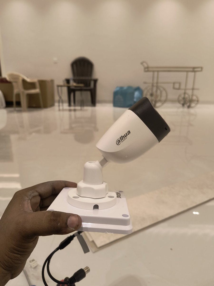 كيف تختار أفضل فني كاميرات مراقبة صيانة و 
برمجة

أصبحت كاميرات المراقبة جزءًا أساسيًا من حياتنا اليومية، سواء في المنازل أو الشركات أو المحلات التجارية. ومع تزايد الاعتماد على هذه التقنية للحماية والأمان، تزداد أهمية الاستعانة بـ فني كاميرات مراقبة صيانة و برمجة محترف يضمن عمل