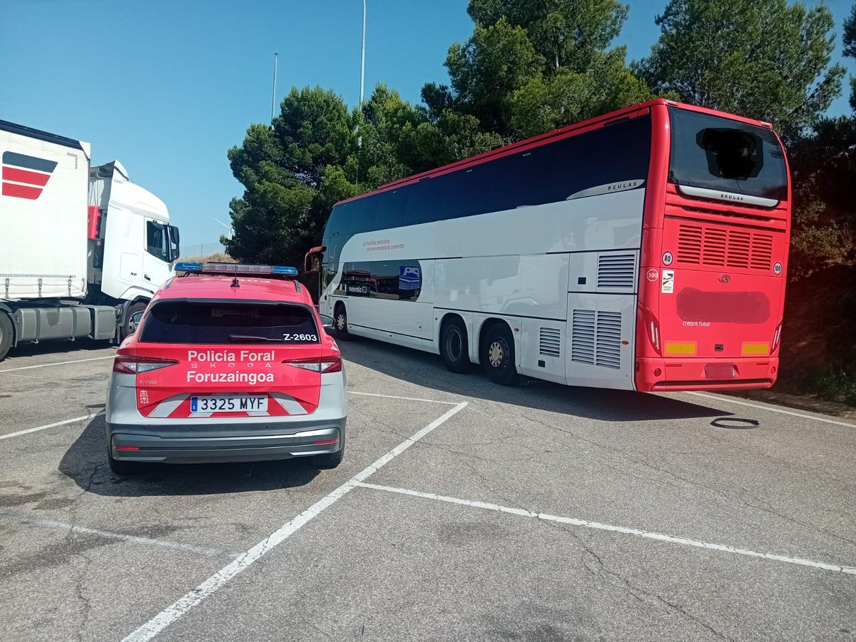 Bus regreso viaje de estudios de #Santander fin de la ESO (15-16 años) con el aire acondicionado averiado ❄️76 alumnos 5 profes del #barberadelvalles se refugian área de servicio #Tudela AP68
Mareos y una joven traslada por golpe de calor al HRS de Tudela.

#PolicíadeReferencia