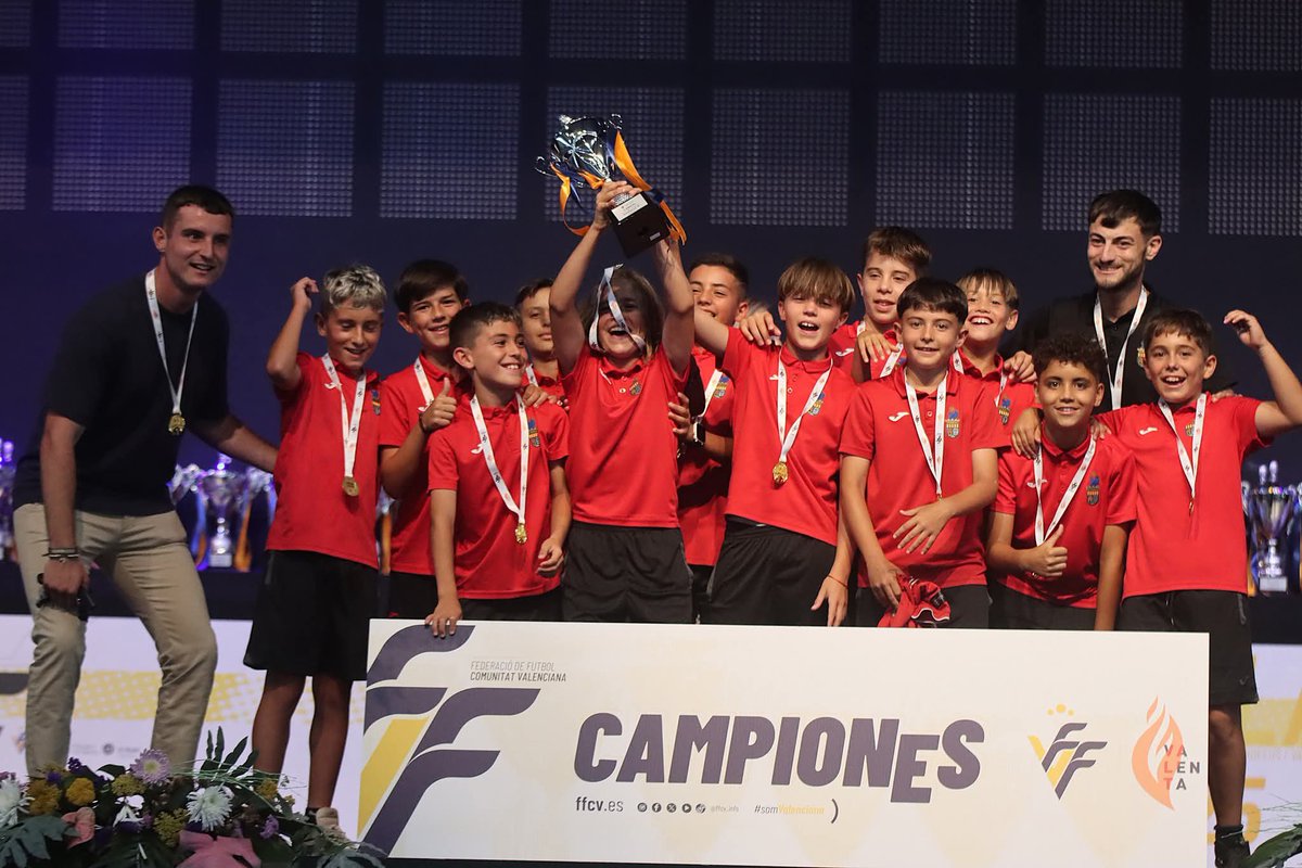 ❤️ Nuestros equipos de Fútbol 8 CAMPEONES DE LIGA con sus trofeos 💪🏽🎖️

🏆 Querubín A 🥰
🏆 Prebenjamín C 🥰
🏆 Alevín B 🥰

Espectacular la temporada de nuestros nanos ❤️
⠀ 
🔴⚫🌟 #Alborayanuncaserinde 
#somAUD #somdAlboraya #AlborayaUD
#Fútbol #Escuela #Equipo