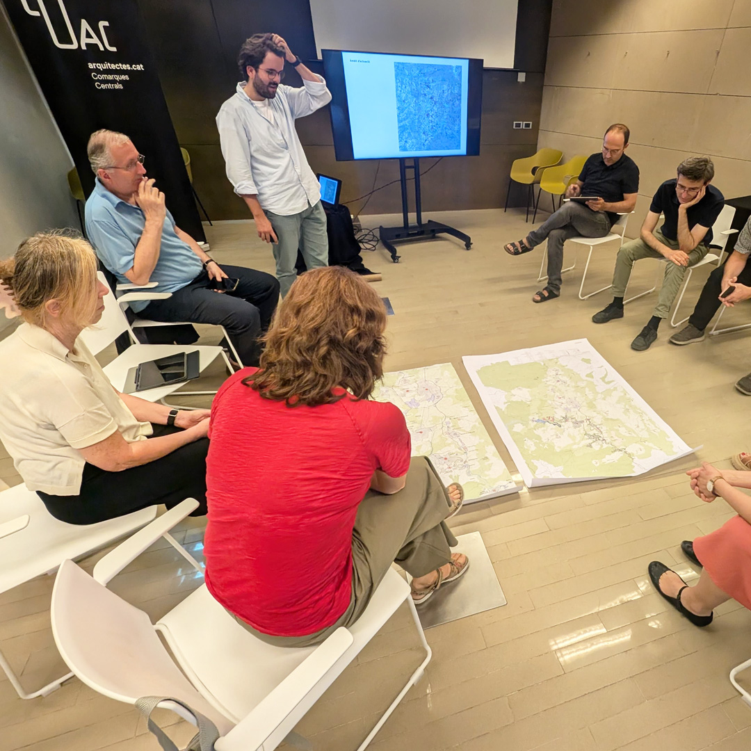 Ahir, la seu del #COAC-Vic va acollir una nova sessió del Tercer Dijous. L’arquitecte Anton Aluja Olesti va presentar una proposta formativa sobre arquitectura rural a Osona, molt rellevant per al territori i per a possibles col·laboracions futures. T’esperem a la pròxima sessió!