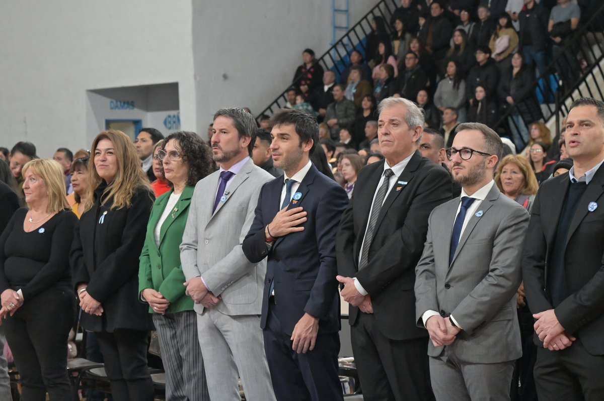 ¡VIVA LA PATRIA!🇦🇷

Junto a <a href="/gerardomerinotw/">Gerardo Merino</a> y cientos de familias de Trelew, conmemoramos el Día de la Bandera y el paso a la inmortalidad de su creador, Manuel Belgrano, acompañando a los alumnos de 4° año en su promesa de Lealtad a nuestro pabellón nacional.

Además, los