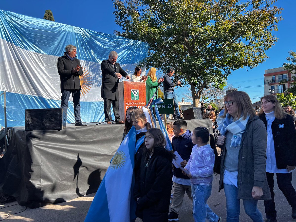 Municipalidad Chivilcoy (@munichivilcoy) on Twitter photo #AHORA Cerramos el acto por el Día de la Bandera, con el paso frente al escenario de los alumnos de las distintas instituciones educativas
🇦🇷 ¡Feliz Día de la Bandera!
¡Viva la Patria! 🇦🇷
<a href="/BritosGuillermo/">Guillermo Britos</a> #AHORA Cerramos el acto por el Día de la Bandera, con el paso frente al escenario de los alumnos de las distintas instituciones educativas
🇦🇷 ¡Feliz Día de la Bandera!
¡Viva la Patria! 🇦🇷
<a href="/BritosGuillermo/">Guillermo Britos</a>