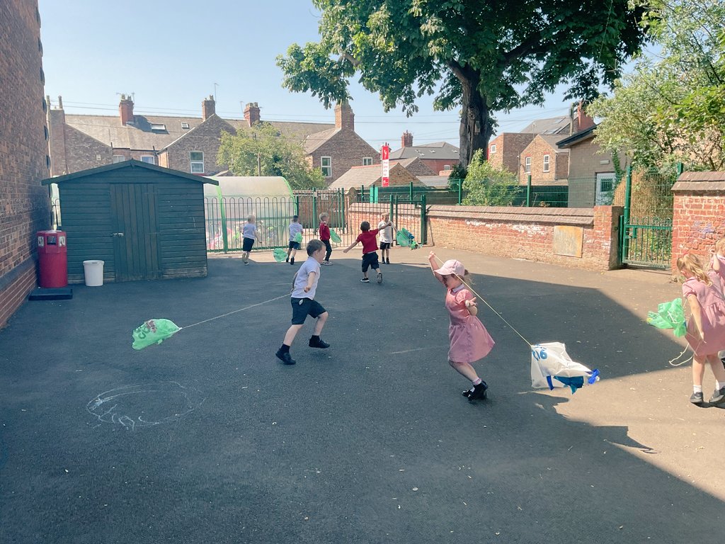 Reception were inspired by the story 'Somebody Swallowed Stanley' to create their own kites using recycled plastic bags! Flying them yesterday was the perfect way to celebrate #CleanAirDay! 🪁 <a href="/EyfsRoad/">HaxbyRoadEYFS</a> <a href="/HaxbyRoad/">Haxby Road Academy</a> #CleanAirDay2025 🌬️