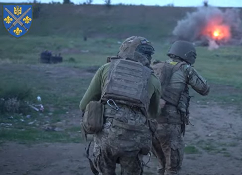 POKROVSK🔥

155th Mech Brigade trooper Timon was the sole survivor at his position and wounded, but captured 2 enemy scouts

Over 8 days he repelled multiple assaults, killing a dozen ruzzians and still securing his prisoners

Coming soon: a Wild Hornets raffle for the 155th