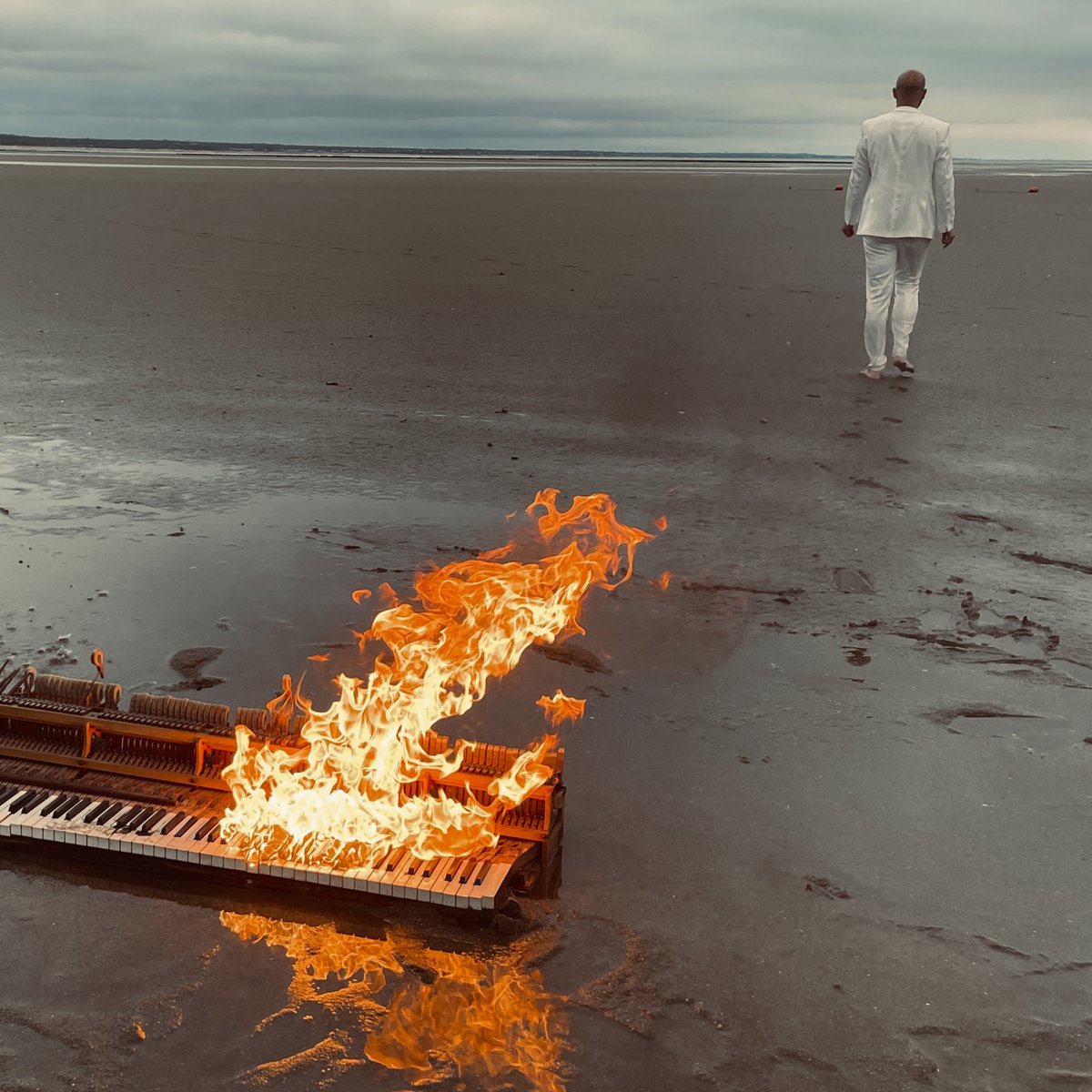 jaredfeinman's tweet photo. Hi everyone. My new single, “Bleeding Orange” will be out on all streaming platforms on July 25. It comments on the wildfires that burned and continue to burn as our climate shifts 🔥
I can’t thank you all enough for sticking around or beginning to follow me. 

I’m grateful for your support. 
Pre-save link in bio.