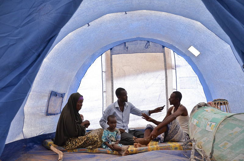 IDRC | CRDI (@idrc_crdi) on Twitter photo Alors que les déplacements forcés ont atteint un niveau record, 12 chaires de recherche du CRDI dans les pays du Sud travaillent en #SolidaritéAvecLesRéfugiés pour faire entendre la voix de ces populations vulnérables. 
  bit.ly/3teo21W
#JournéeMondialedesRefugiés Alors que les déplacements forcés ont atteint un niveau record, 12 chaires de recherche du CRDI dans les pays du Sud travaillent en #SolidaritéAvecLesRéfugiés pour faire entendre la voix de ces populations vulnérables. 
  bit.ly/3teo21W
#JournéeMondialedesRefugiés