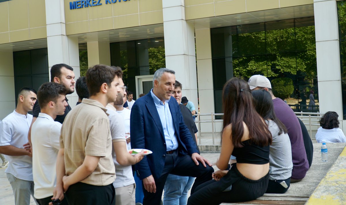 yunustever's tweet photo. İl Gençlik Kolları Başkanımız Hüseyin Serdar Akgün ve Üniak topluluğumuzla birlikte final haftasında bulunan gençlerimize meyve ikram ederek, sohbette bulunduk.

Gençlerimizi çok önemsiyoruz. Araştıran, öğrenen, uygulayan ve üreten gençlerimizi gördükçe Türkiye Yüzyılı’na dair umutlarımız daha da artıyor.

Üniversite öğrencileri ile bir arada olmak, kampüsün eşsiz havası içerisinde sohbet etmek bizlere de çok iyi geldi.

Kıymetli öğrencilerimiz; bir yılı daha geride bırakırken, bilgi ve emeğinin karşılığını alacağı bu sınav sürecinde her birine ayrı ayrı başarılar diliyorum.