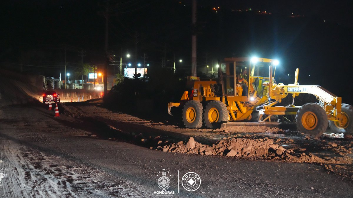 🌙🚧 Porque tu seguridad vial no espera, también trabajamos de noche

Durante la noche, personal de COPECO llevó a cabo labores de mantenimiento y reparación vial en el anillo periférico, a la altura del desvío hacia Mateo, en Tegucigalpa 🛣️🛠️.

Esta intervención responde a la
