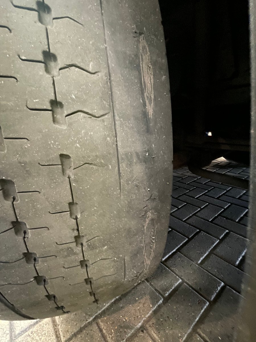 DVSAEnforcement's tweet photo. Cor'd Blimey - 1️⃣ non-compliant HGV Driver at #FelixstowePort🔥

3️⃣ Immediate Prohibitions for a deep cut and cords exposed on 3️⃣ tyres🚨

£1️⃣0️⃣0️⃣fine

Journey disrupted✅
Unsafe vehicle taken off the road✅

#DVSA #KeepingRoadsSafe #KeepingPublicSafe #TyreIssues #CordsandCuts https://t.co/hdiKt8DOQ0