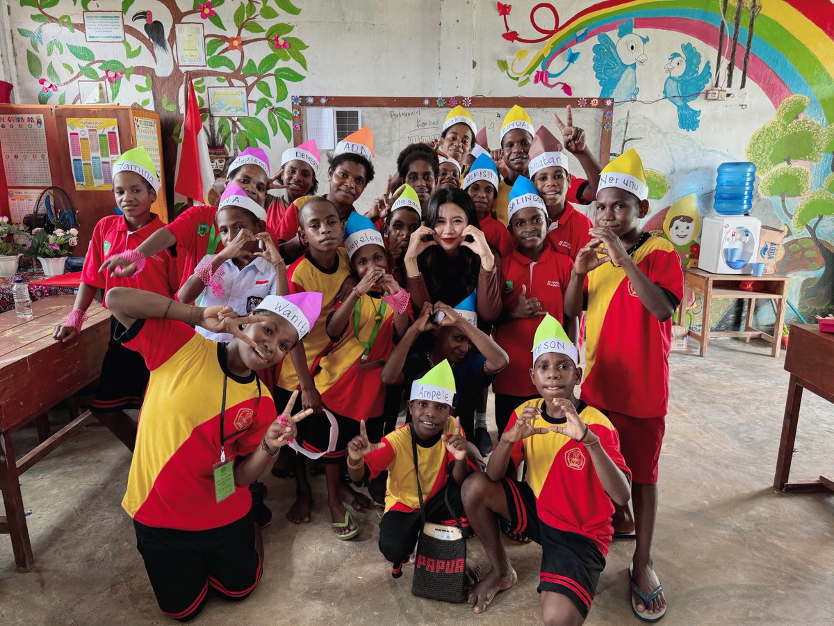 Tsinghua_Uni's tweet photo. With a background in #sportsscience, Qonidah Salsabila Senja applies the GASING method in Papua’s highlands, believing that “supportive, joyful learning environments change lives.” She helped students find joy in math despite limited resources. #THUinCommunity #BetterTogether https://t.co/YRNk7g1IFe