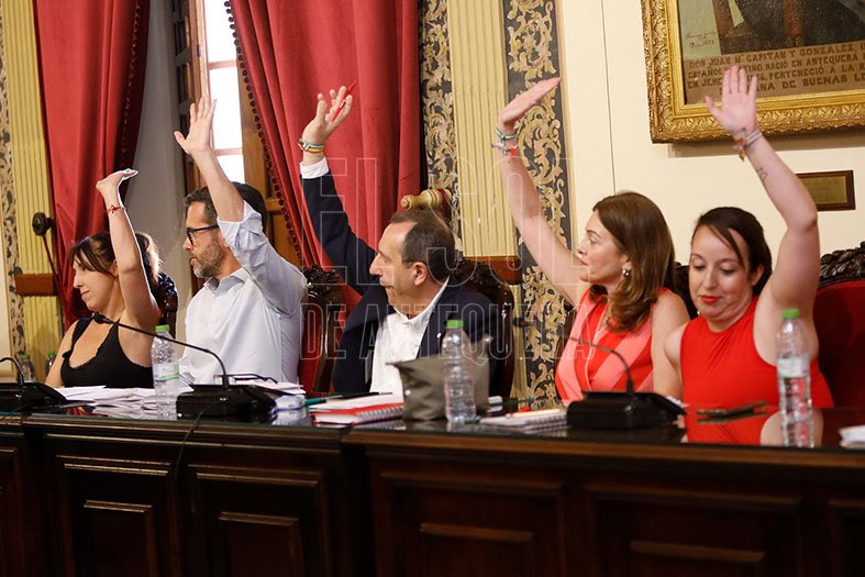 Mᴀʀᴛᴀ Gᴏɴᴢᴀ́ʟᴇᴢ 🇪🇸 (@_martagonzalez0) on Twitter photo Este es el <a href="/PsoeAntequera/">PSOE Antequera / ❤️</a>, que ha votado en contra de pedir la dimisión y el adelanto electoral de <a href="/sanchezcastejon/">Pedro Sánchez</a>, porque no les interesan los antequeranos, le interesan mantener en el poder a su jefe. #MarcaPsoe Este es el <a href="/PsoeAntequera/">PSOE Antequera / ❤️</a>, que ha votado en contra de pedir la dimisión y el adelanto electoral de <a href="/sanchezcastejon/">Pedro Sánchez</a>, porque no les interesan los antequeranos, le interesan mantener en el poder a su jefe. #MarcaPsoe