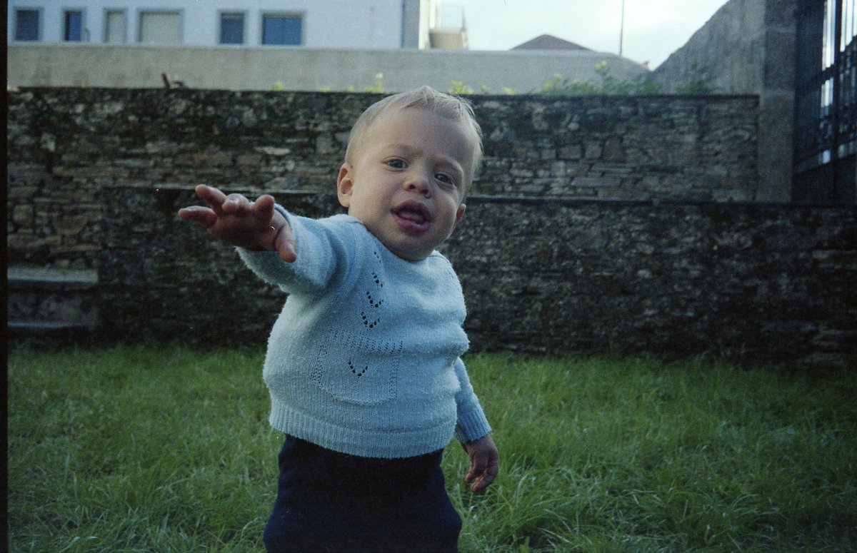 Aunque parezca de las juventudes hitlerianas en esta foto, en realidad estaba intentando robarle la cámara a mi tío.
(Mondoñedo, 1978)