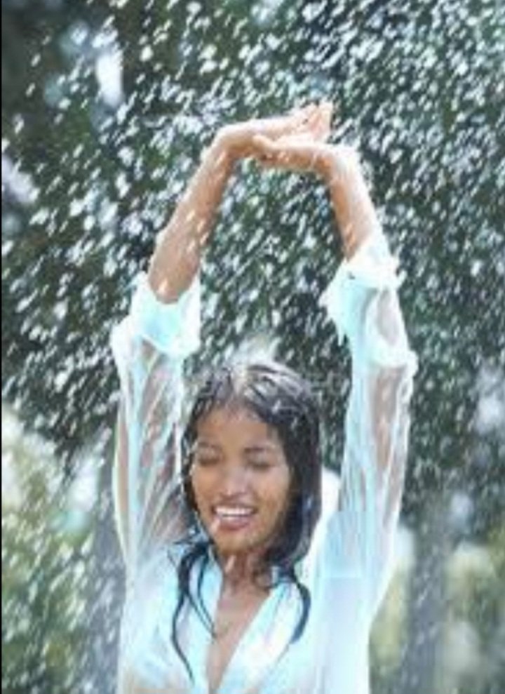 Llueven gotas de la nube
que dibujan a tu faz
y el alma sin antifaz
es pura como un querube;
Caen gotas, solo tuve
minutos en conocerte
¡Ah,qué milagro de verte
en rostro y en corazón
y fue la lluvia razón
de augurar mi buena suerte.
#DécimasDelAlma 
#CubaEsAmor ❤️🌹