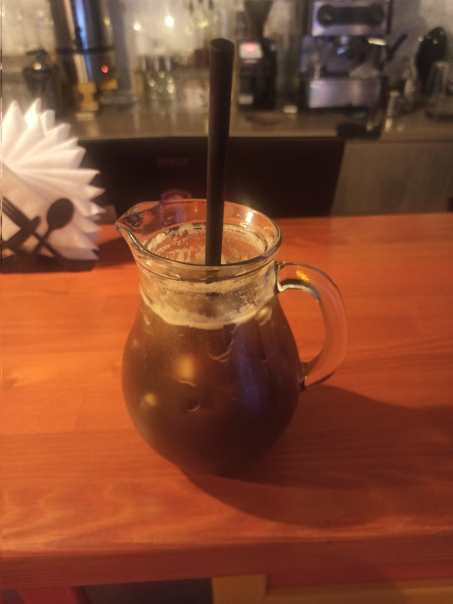 Пью эспрессо-тоник кувшинами