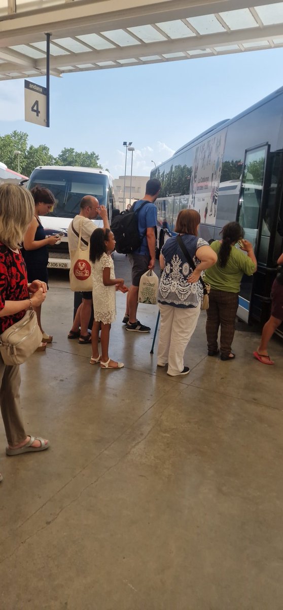 hug_roger's tweet photo. Tàrrega 36,7° esperant que acabi la "parada tècnica" de @Alsa_autobuses sota teulada de plàstic.
"Haz tu viaje inolvidable" diuen https://t.co/oBQgeeAuFj