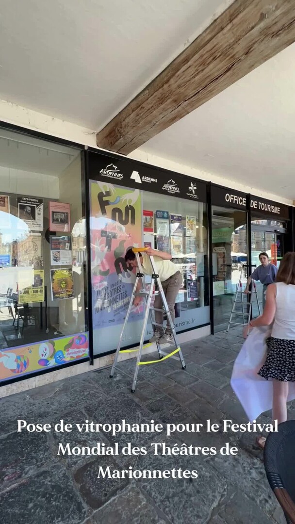 🎨 La devanture de notre Office de Tourisme à Charleville-Mézières se colore pour annoncer l’arrivée du Festival Mondial des Théâtres de Marionnettes 🎭🪄
Ce mercredi 18 juin, place à la pose de la vitrophanie : un avant-goût visuel de la magie qui envah… instagr.am/p/DLIOxY3CiiN/