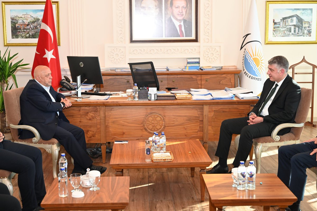 HAK-İŞ’ten Van Büyükşehir Belediyesi’ne Ziyaret

HAK-İŞ Başkanlar Kurulu Toplantısı için Van'da bulunan Genel Başkanımız Mahmut Arslan ve beraberindeki HAK-İŞ Yönetim Kurulu üyelerimiz Van Büyükşehir Belediyesi Genel Sekreteri Ulaş Akhan’ı, 20 Haziran 2025 tarihinde makamında