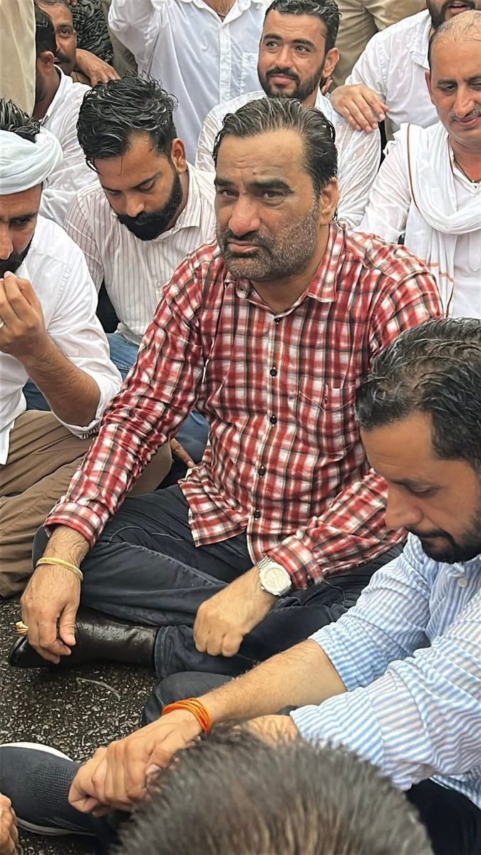 ShayarSiddharth's tweet photo. जगत से ज्योति का जेता उठा है  !
मनुजता का नया नेता उठा है !!

#HanumanBeniwal @hanumanbeniwal https://t.co/6EDHxL8Yk1