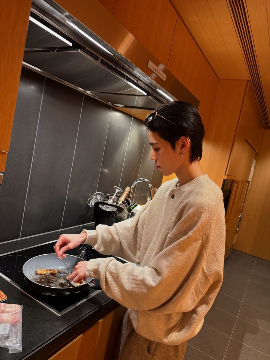 คือหล่อมาก และสวยด้วย แบบสับสนไปหมดอะ อยากมีน้องพีพีทำอาหารให้กินบ้างค่ะ! 😭😭😭