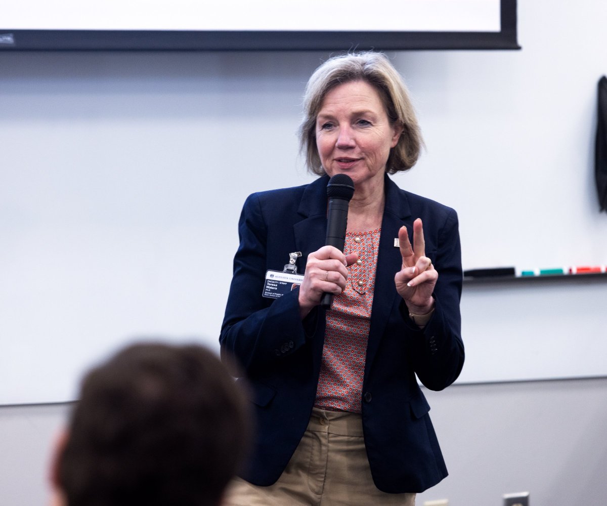 Earlier this week, our Summer Scholars heard from several faculty members during a series of presentations on global health, demonstrating how public health varies in Kenya, Zambia, El Salvador, Canada, India, and Vanatu.