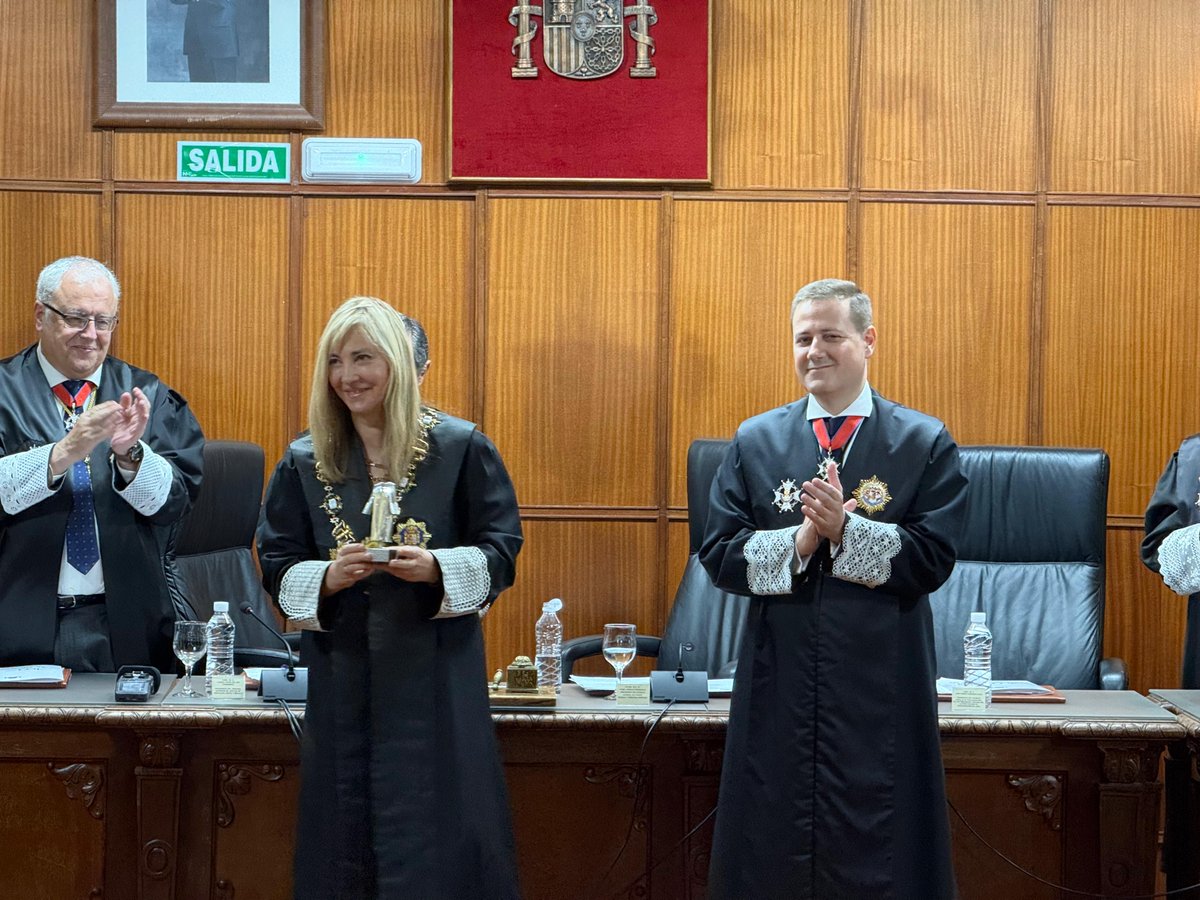 Junta Jaén (@jaenjunta) on Twitter photo El consejero de <a href="/JusticiaJunta/">Consejería Justicia, Admón Local y Función Pública</a> ha asistido en Jaén al acto de entrega de la Toga de Plata a la Presidenta del CGPJ y del Tribunal Supremo, Isabel Perelló.
<a href="/ja_nietob/">José Antonio Nieto</a> ha estado acompañado por el delegado del Gobierno, <a href="/Jesus_Estrella/">Jesús Estrella</a>, y el delegado territorial, <a href="/javiercarazo9/">javiercarazo9</a>. El consejero de <a href="/JusticiaJunta/">Consejería Justicia, Admón Local y Función Pública</a> ha asistido en Jaén al acto de entrega de la Toga de Plata a la Presidenta del CGPJ y del Tribunal Supremo, Isabel Perelló.
<a href="/ja_nietob/">José Antonio Nieto</a> ha estado acompañado por el delegado del Gobierno, <a href="/Jesus_Estrella/">Jesús Estrella</a>, y el delegado territorial, <a href="/javiercarazo9/">javiercarazo9</a>.
