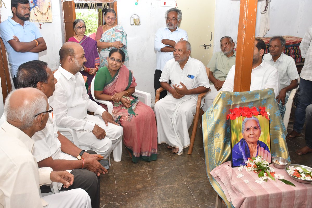 రాష్ట్రీయ స్వయం సేవక్ సంఘ్ పూర్వ ప్రాంత సంఘచాలకులు మాననీయ బూర్ల దక్షిణామూర్తి గారి మాతృమూర్తి ఇటీవల పరమపదించడంతో పెద్దపల్లి జిల్లా ఎలిగేడులో వారి నివాసానికి వెళ్లి పరామర్శించడం జరిగింది. వారి కుటుంబసభ్యులకు తీవ్ర సానుభూతిని వ్యక్త పరిచి వారికి ఆ పరమేశ్వరుడు మనో ధైర్యాన్ని