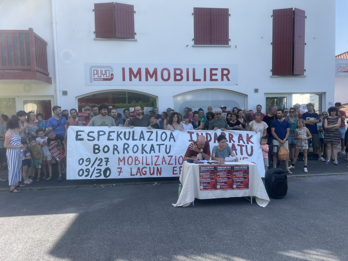 Esteban Bastié Aguerre (@estebastie) on Twitter photo Espekulazioaren aurka 2024an Puyo agentzia okupatu zuten 7 kide epaituko dituzte irailaren 30ean. Gaur, 50 bat pertsona bildu dira Hazparnen haiei sostengua emateko. Autoinkulpazio kanpaina bat abiatu dute.
<a href="/euskalirratiak/">Euskal Irratiak</a> Espekulazioaren aurka 2024an Puyo agentzia okupatu zuten 7 kide epaituko dituzte irailaren 30ean. Gaur, 50 bat pertsona bildu dira Hazparnen haiei sostengua emateko. Autoinkulpazio kanpaina bat abiatu dute.
<a href="/euskalirratiak/">Euskal Irratiak</a>