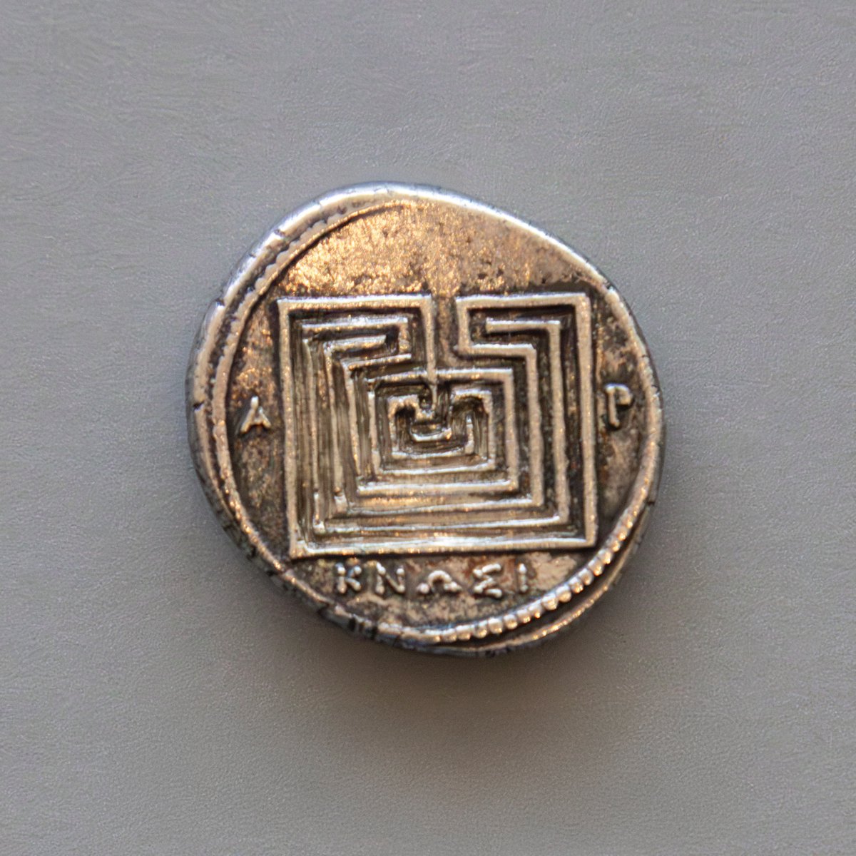 It's always a bit of a thrill to see this drachm coin minted in Knossos, Crete, which depicts the goddess Hera on the obverse. Because the reverse, below, depicts an iconic image from the myth of the Minotaur - the labyrinth. 🤩  #ARTIC 

Struck 350-220 BCE. 📸 me
