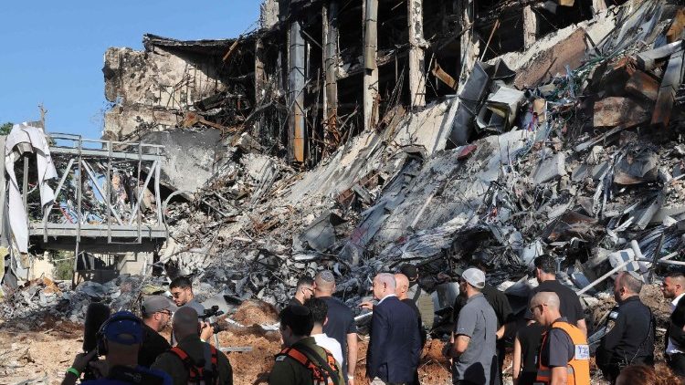 🎙 Il Mondo alla Radio di oggi ➡️ lc.cx/vIiAMA
Trump si prende due settimane di tempo per decidere se bombardare o non l'Iran
Sul fronte di guerra russo-ucraino, nuovi attacchi di Mosca 
I nuovi dati sullo spopolamento e sul calo demografico in Italia per la <a href="/svimez/">SVIMEZ</a>