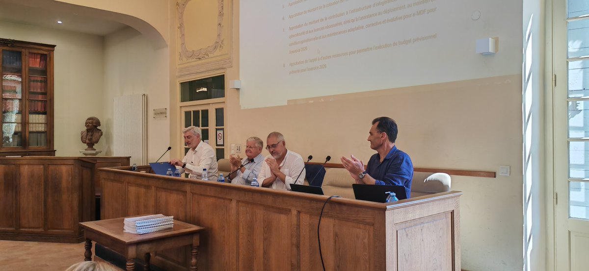 Le président <a href="/GabrielBenesty/">Gabriel BENESTY</a> clôt les travaux de l'assemblée générale après l'adoption de toutes les résolutions et remercie les représentants des Carpa.