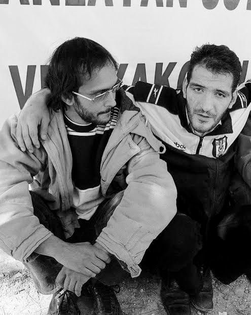 Vefatının 1. seneidevriyesinde Kabataş Hakan Ağabeyimizi saygı, sevgi ve rahmetle anıyoruz. 

Uğrunda şehitler verdik Beşiktaş, onların kanları hep siyah-beyaz!

#KabataşHakan