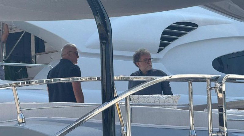 Turizm Bakanı Mehmet Nuri Ersoy, Yunanistan’da süper lüks yatında Ahmet Hakan’la tatil yaparken görüntülenmiş 😄