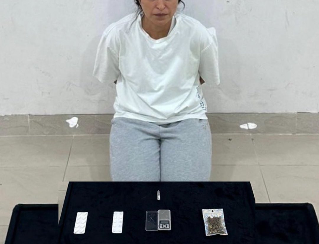 الإدارة العامة لمكافحة المخدرات بالكويت تضبط شجون الهاجري بحوزتها مواد مخدرة ومؤثرات عقلية بقصد التعاطي.