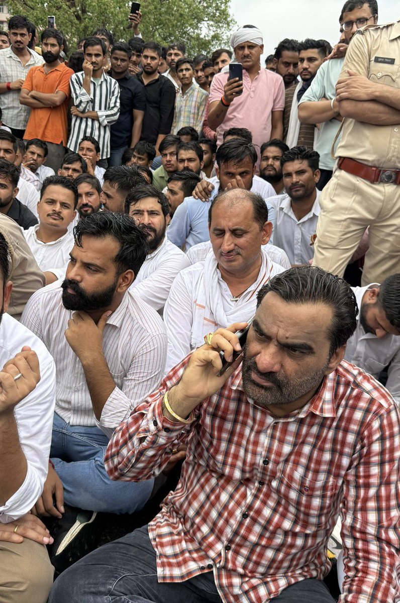 kartik choudhary (@kartikinc_) on Twitter photo सत्य मेव जयते।
स्वर्गीय डाक्टर राकेश विश्नोई के परिवार की मांगों पर पूर्ण सहमति बनी।
राकेश विश्नोई को नम् आँखों से विनम्र श्रद्धांजलि। सत्य मेव जयते।
स्वर्गीय डाक्टर राकेश विश्नोई के परिवार की मांगों पर पूर्ण सहमति बनी।
राकेश विश्नोई को नम् आँखों से विनम्र श्रद्धांजलि।